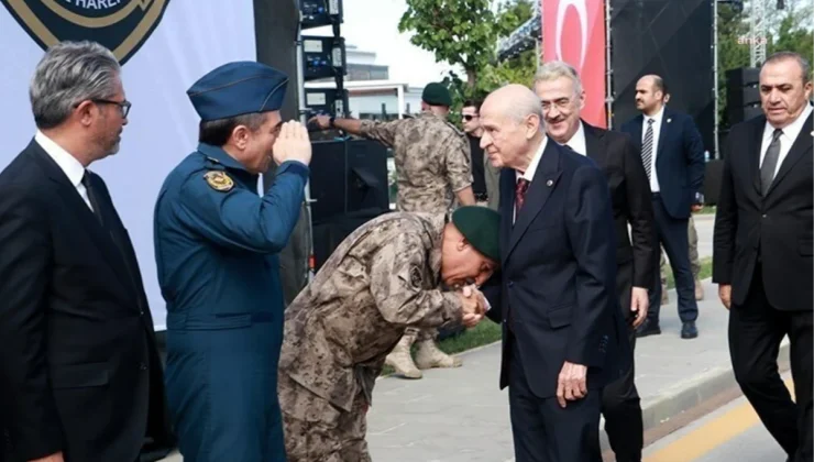 Polis Özel Harekat Başkanı’nın MHP Genel Başkanı’nın Elini Öpmesi Tepkilere Neden Oldu