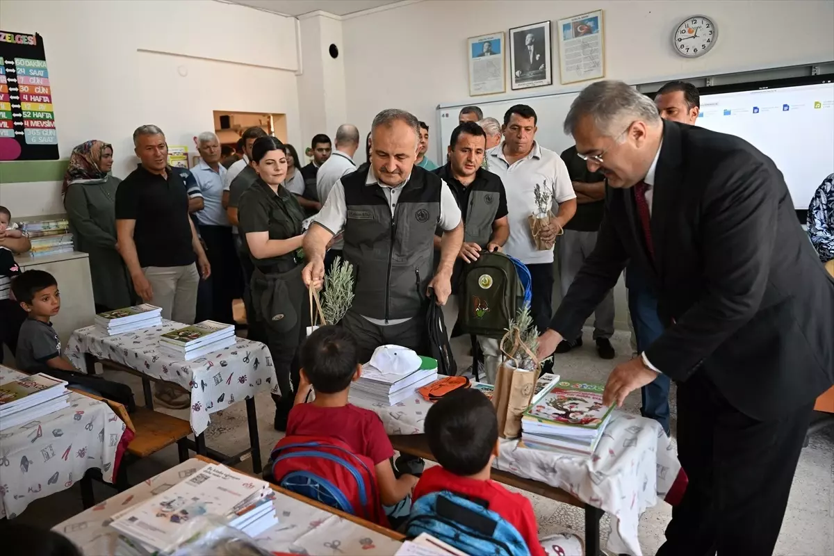 Adana’da Öğrencilere Fidan ve Kırtasiye Malzemesi Hediye Edildi