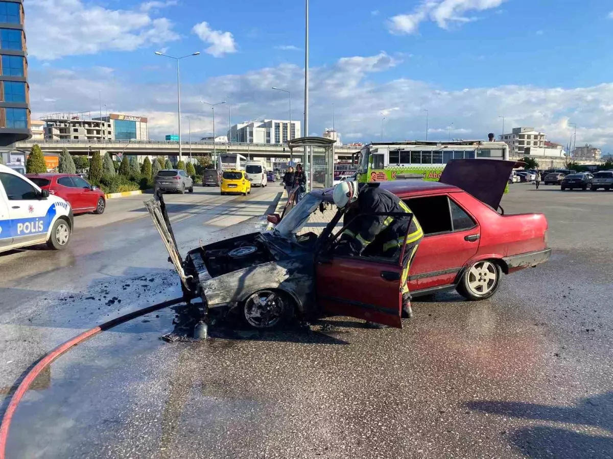 Antalya’da Otoparkta Araç Yangını