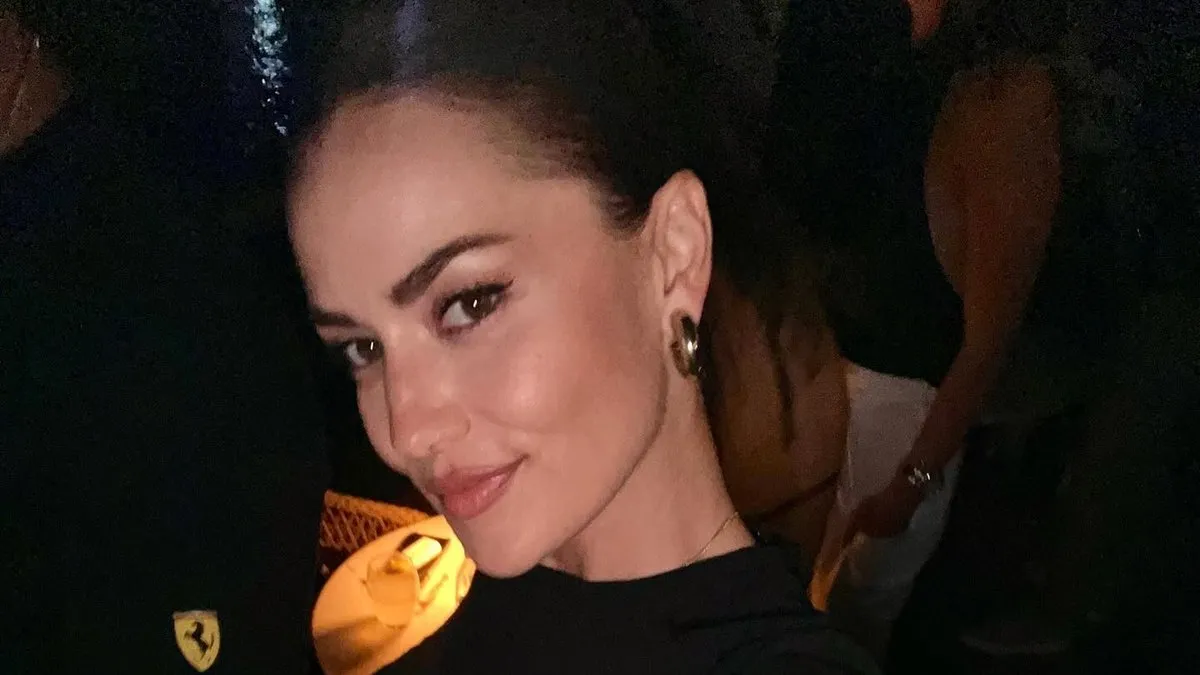 Küçük Prens Karan! Fahriye Evcen ile oğlu Karan’ın sinema keyfi… Anne-oğul böyle poz verdi!