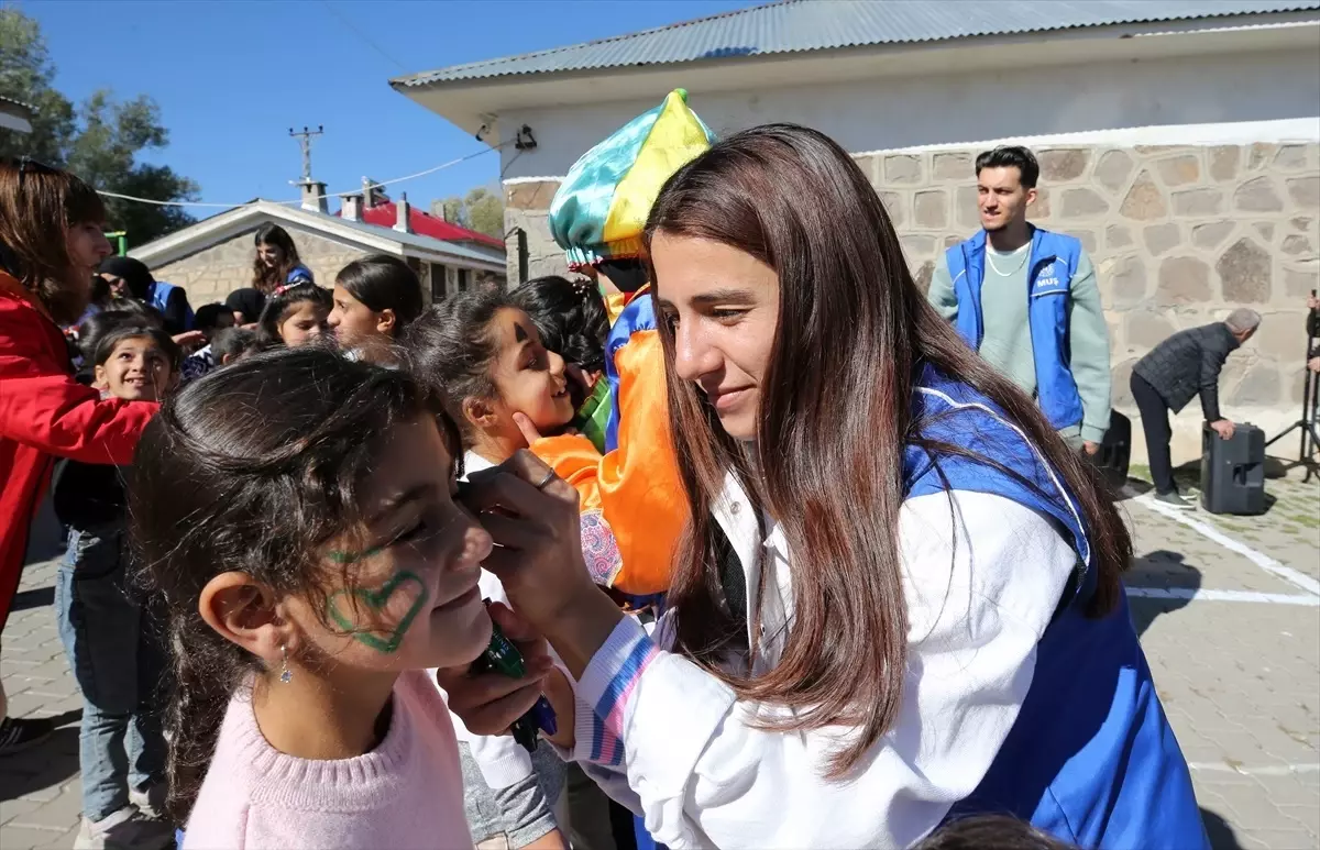 Muş’ta Çocuklara Mutlu Gün