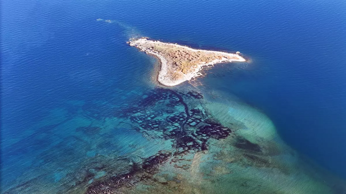 Van Gölü’nde Tarihi Kalıntılar Ortaya Çıktı