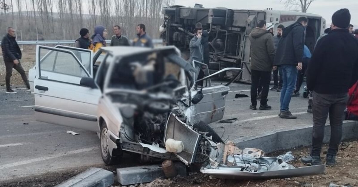 Öğrenci servis midibüsü ile otomobil çarpıştı: 29 yaralı